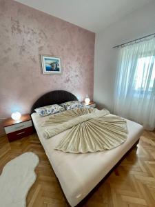 1 dormitorio con 1 cama grande en una habitación en Apartments Marina, en Budva