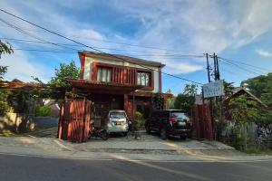 una casa con dos coches estacionados frente a ella en Pavilla Labuan Bajo, en Labuan Bajo