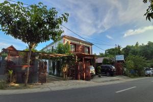 a small house on the side of a street at Pavilla Labuan Bajo in Labuan Bajo