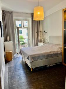 1 dormitorio con cama grande y ventana grande en Birkastan - Stockholm, en Estocolmo