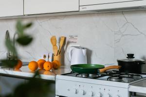 Una encimera de cocina con una estufa con naranjas encima. en Apartment KeyGo #0048 next to St Sarkis Church, en Ereván