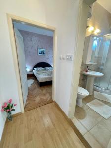 - Baño con dormitorio con cama y lavamanos en Apartments Marina, en Budva