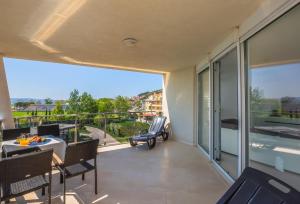 AP 4+2 in one of the most luxury building in Omis的阳台或露台