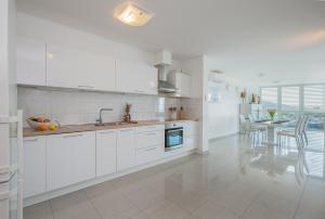 AP 4+2 in one of the most luxury building in Omis的厨房或小厨房