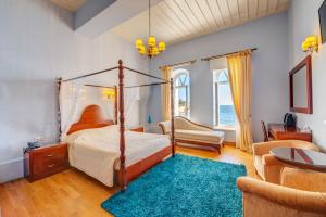 Кровать или кровати в номере Apollonion Palace