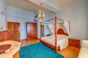 Кровать или кровати в номере Apollonion Palace