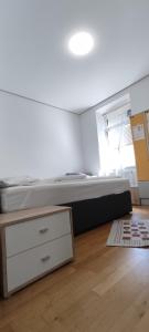 um quarto com uma cama, uma gaveta e uma janela em ABAI Apartments 1140 only WWW-On-line-Check-in & SelfService em Viena