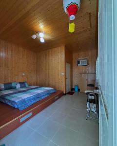 a bedroom with a bed and a wooden ceiling at Mido Hao B&B in Luye