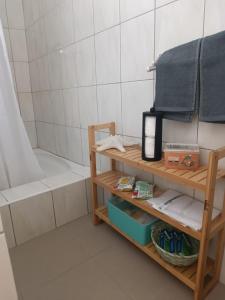 Un baño con ducha y un estante con bañera. en Zadar Beach Apartments, en Zadar