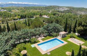 - une vue aérienne sur une villa avec une piscine dans l'établissement Caserio del Colmenar, à Huétor Santillán