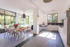 Una cocina y una sala de estar con mesa y sillas. en Lesa villa near the lakeside, en Lesa