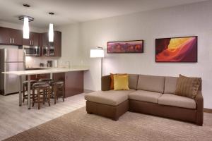 Uma área de estar em Residence Inn by Marriott Flagstaff