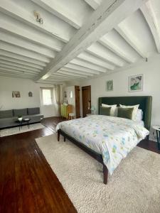 1 dormitorio grande con 1 cama grande y 1 sofá en La Paix, Chambre d'Hôte en Suisse Normande en Condé-sur-Noireau