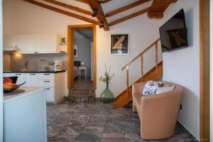 cocina y sala de estar con sofá y mesa en Guesthouse Mila, en Rovinj