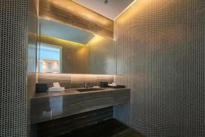 リヤドにあるGR-Luxurious 1-Bdr with Fendi Furniture in Damacのバスルーム(洗面台、鏡付)