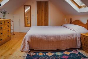 Postel nebo postele na pokoji v ubytování Sticklinch Farm Cottage Near Glastonbury town & walking distance for festival 4 beds sleeps 5
