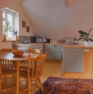 Kuchyň nebo kuchyňský kout v ubytování Sticklinch Farm Cottage Near Glastonbury town & walking distance for festival 4 beds sleeps 5