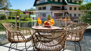 stół i krzesła z miską owoców w obiekcie Apartamenty Good Time- Stone Hill II w Szklarskiej Porębie