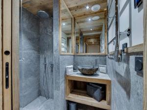 ein Badezimmer mit Waschbecken und Dusche in einem winzigen Haus in der Unterkunft Appartement Tignes, 5 pièces, 8 personnes - FR-1-641-20 in Tignes
