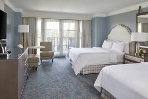 Point ClearにあるThe Grand Hotel Golf Resort & Spa, Autograph Collectionのベッド2台とテレビが備わるホテルルームです。