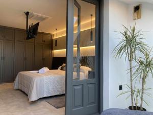 um quarto com uma cama e uma porta de vidro deslizante em La Aduana The Lodging Experience em Astorga