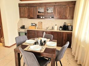 O bucătărie sau chicinetă la Cozy apartment in luxury SPA resort St Ivan Rilski Bansko -free wellness & parking-