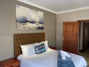 um quarto com uma cama com duas toalhas em Walkersons Trout and Nature Haven em Dullstroom