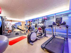 - une salle de sport avec des tapis de course dans l'établissement Novotel Zurich City West, à Zurich