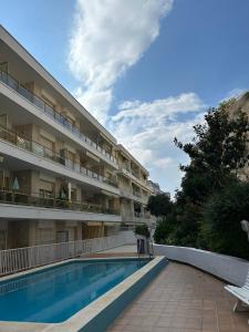 un grand immeuble avec piscine dans l'établissement Tossa de Mar Veran, parking Wifi, 100m de la playa, à Tossa de Mar