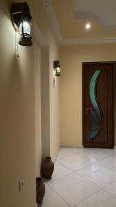Cette chambre dispose d'une porte en bois et de carrelage. dans l'établissement Kirch Hotel & Restaurant, à Goris
