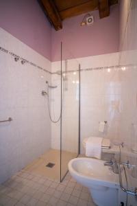 y baño con ducha, bañera y lavamanos. en Il Castellaro en Borghi