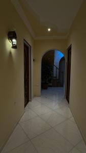 un couloir vide avec une arche dans une maison dans l'établissement Kirch Hotel & Restaurant, à Goris