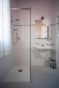 Borghi的住宿－Il Castellaro，带淋浴和盥洗盆的浴室