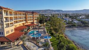 eine Luftansicht eines Resorts mit zwei Pools in der Unterkunft Thalassa Boutique Hotel & Spa in Coral Bay