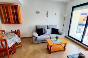 un soggiorno con un divano e un tavolo di Sunny Apartment a Daimuz