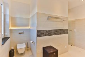La salle de bains est pourvue de toilettes et d'un lavabo. dans l'établissement Landhaus Wreechen mit Sauna, à Putbus