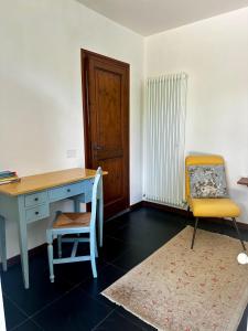 een bureau en een stoel in de kamer bij La Bertinora in Villa Verucchio