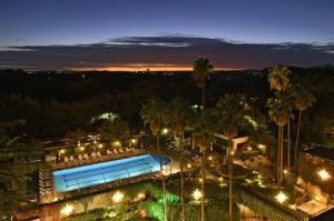 una vista panoramica su una piscina di notte di Parco dei Principi Grand Hotel & SPA a Roma