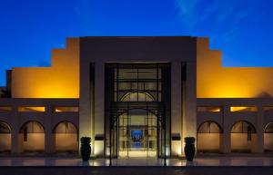 فندق بارك حياة جدة - مارينا , نادي وسبا  في جدة: مبنى كبير ذو سماء زرقاء في الخلفية