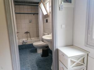 uma pequena casa de banho com WC e lavatório em Muses Villas em Finikounta