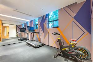 廊坊燕郊智选假日酒店的健身中心和/或健身设施