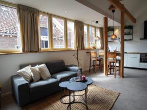 - un salon avec un canapé et une table dans l'établissement Long John's Pub & Hotel, à Amersfoort