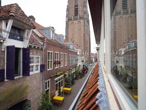 uma vista a partir de uma janela de uma rua com edifícios em Long John's Pub & Hotel em Amersfoort