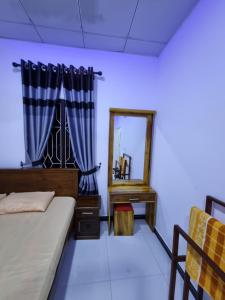 Postel nebo postele na pokoji v ubytování Nilaveli Guest House