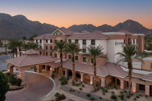 eine Luftansicht eines Hotels mit Palmen in der Unterkunft Embassy Suites La Quinta Hotel & Spa in La Quinta