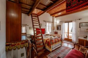 MaláxaにあるAgapi's Charming Retreat - Rustic Escape By Chaniaのベッドルーム(ベッドの横に梯子付)