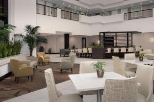 Posezení v ubytování Embassy Suites La Quinta Hotel & Spa