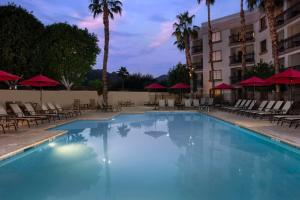 Bazén v ubytování Embassy Suites La Quinta Hotel & Spa nebo v jeho okolí