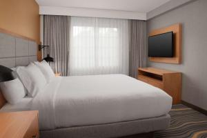 Postel nebo postele na pokoji v ubytování Embassy Suites La Quinta Hotel & Spa