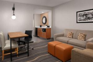 Posezení v ubytování Embassy Suites La Quinta Hotel & Spa